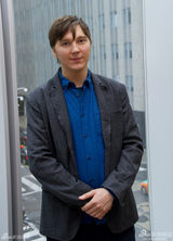 组图：休杰克曼领衔拍写真 奥利维亚露迷人笑容