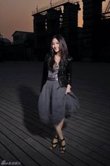 幻灯：“龙女郎”林鹏冬日写真 玩金属摇滚造型