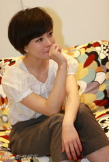 组图：刘孜举办设计展 灵感来自《爱丽丝梦游仙境》