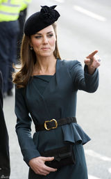 高清图：英国王妃凯特和伊丽莎白女王现身大学