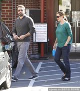 组图：阿弗莱克大胡子男人味十足 夫妇共度二人世界