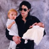 组图：迈克尔-杰克逊罕见家庭照温馨抱娃