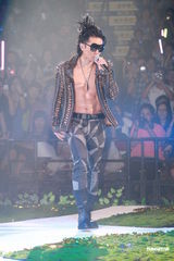 组图：郑伊健开唱遭催婚 女友蒙嘉慧到场欣赏