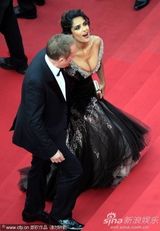 组图：海耶克戛纳携夫走秀 深V黑裙大秀傲人双峰