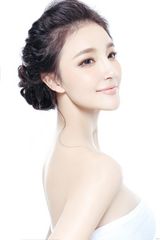 组图：刘雨欣春季清新妆容大片面容精致