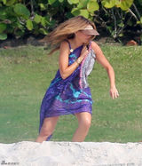 组图：大胸妈咪索菲娅日光浴 丁字裤露底忙遮挡