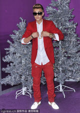 组图：比伯红西装亮相首映红毯 当众献吻妈咪