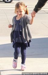 组图：詹妮弗加纳肚大如箩将生 女儿很萌很可爱