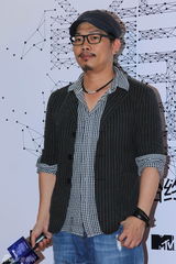 组图：音乐盛典后台群星秀奖杯