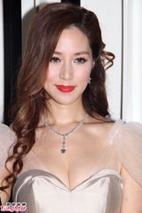 组图：徐子淇香槟色鱼尾裙秀丰满半球