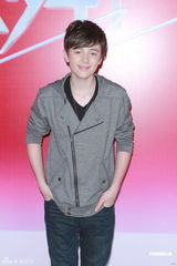 组图：Greyson亚视录节目唱新歌  期待去泰国骑大象