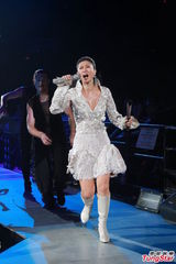 组图：叶倩文一家三口合唱 林青霞素颜到场欣赏