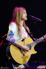 组图：蔡健雅抱吉他飙歌 压轴免费宣传新歌