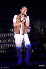 组图：陈升连续17年跨年开唱 蓄须纪念母亲收敛幽默