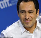 组图：《唐海明威》发布会 裘德-洛顶半秃脑门