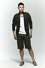 组图：任重军旅风写真 造型硬朗展熟男魅力