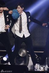 组图：EXO办回归秀咆哮掀高潮 女歌迷激动晕倒