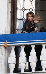 幻灯图：朱莉怀抱儿子阳台观景 掉落玩具花容失色