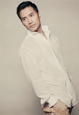 组图：何晟铭新写真风格另类 称生活是场修行