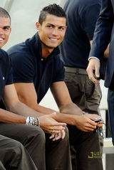 幻灯图：小贝问候皇马队员 C罗赤裸上身展示肌肉