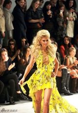 组图：帕丽斯-希尔顿基辅走秀 印花裙宛若田园少女