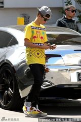 组图：贾斯汀-比伯亮相希尔顿 黄色时装潮范儿十足