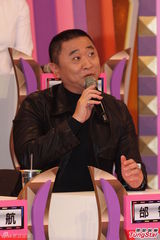 组图：Selina红裙俏皮 鸡排妹狂挤浑圆半球抢眼