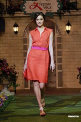 组图：诸葛梓岐汪圆圆等走秀 服装艳丽满场春色 