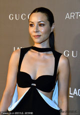 组图：安妮斯顿深V风骚露胸 与未婚夫现身时尚派对