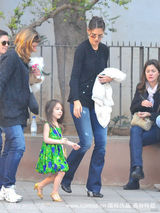 高清：小苏瑞现身片场 躺在妈妈身上像女王般尊贵