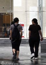 组图：邓超大婚倒计时紧张筹备 招呼家人笑抱外甥