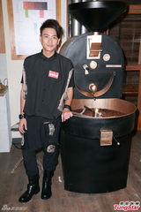 组图：黄宗泽岑丽香合照显尴尬 对绯闻做足准备