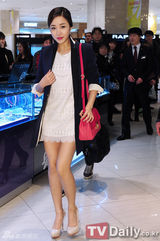 组图：韩星尹真怡白连衣裙粉红包包打造潮味