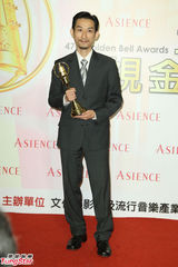 组图：陈竹升凭《野莲香》获金钟迷你剧最佳男主角