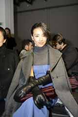 组图：董洁米兰时装周头排观秀气场十足