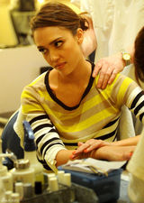 高清组图：杰西卡-阿尔芭现身美甲店表情多多