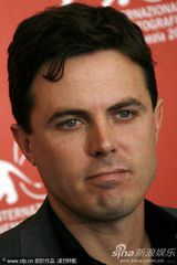 《我仍在这里》发布会 卡西-阿弗莱克帅气亮相(图)