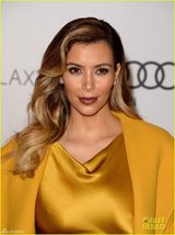 组图：卡戴珊土豪金裙巨乳难挡凸点见客