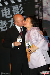 组图：吴宇森结婚38周年 拥爱妻深情献吻