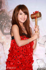 幻灯：杨丞琳大赞小猪吻功 计划明年进军日本市场 