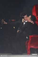 组图：黄伟文作品展落幕 陈奕迅何韵诗台上激吻