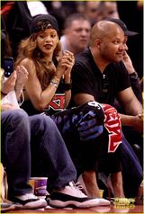 组图：蕾哈娜亮相球赛 应援装露乳沟活力四射