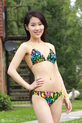 组图：香港小姐竞选泳装秀 陈百祥称本届水平高