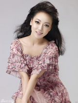 组图：孙滢迎拍迎春写真助阵新单《又是一年春来早》