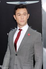 组图：新《蝙蝠侠》首映群星璀璨 海瑟薇宛如公主