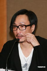 幻灯图：郑中基发布会情动落泪 阿Sa(蔡卓妍)体贴送面纸