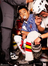 组图：佟大为登《时尚先生》封面 化身冰球战神