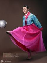 幻灯图：赵子琪化身足球宝贝 趣味韩妆造型出镜