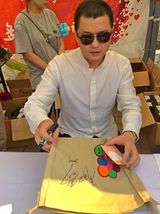 组图：李亚鹏丽江酒吧唱歌 抽烟心情放松