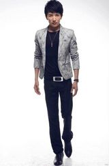 组图：许诺稳重气质写真曝光 显优雅熟男气质